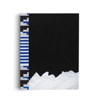 Eine vertikale, schwarze Fläche mit einer abgerissenen unteren Kante, die eine weiße, gefaltete Oberfläche freilegt. Entlang der linken Seite verläuft ein Zierstreifen mit einem geometrischen Muster aus blauen, weißen und schwarzen Streifen und Formen.