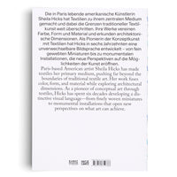 Ausschnitt einer Buchseite mit zweisprachigem Text über die Künstlerin Sheila Hicks. Unten sind die Logos des Kunstmuseums St. Gallen, des Verlags Hatje Cantz und ein Barcode zu sehen.