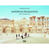 Fotografie der römischen Ruinen von Palmyra in einer sonnigen Wüstenlandschaft, die als Cover für das Buch IMPERIVM ROMANVM von Alfred Seiland dient. Eine Gruppe von Menschen steht im Vordergrund, dahinter erheben sich antike Säulen und Mauern vor einer hügeligen Kulisse.
