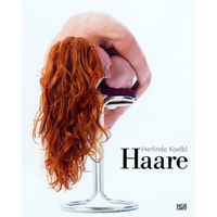 Künstlerisches Buchcover für Haare von Herlinde Koelbl. Eine Person mit nacktem, sommersprossigem Rücken beugt sich auf einem Hocker kopfüber nach vorn. Eine Kaskade aus langem, welligem, rotem Haar fällt vor dem weißen Hintergrund fast bis zum Boden.
