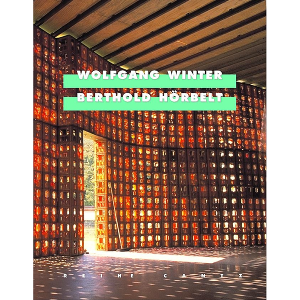 Das Buchcover für Wolfgang Winter und Berthold Hörbelt zeigt eine Rauminstallation, die aus vielen gestapelten und von innen orange leuchtenden Getränkekästen gebaut ist.