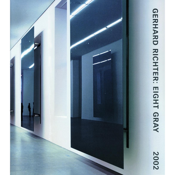 Das Buchcover zu Gerhard Richter: Eight Gray zeigt eine Fotografie einer Installation von hohen, grauen Spiegelpaneelen an einer weißen Wand in einer Galerie.