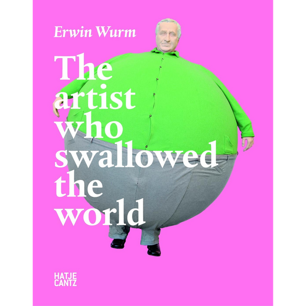 Das Buchcover zu Erwin Wurm: The artist who swallowed the world zeigt einen Mann, dessen Körper zu einer riesigen Kugel aufgebläht ist, vor einem pinken Hintergrund.
