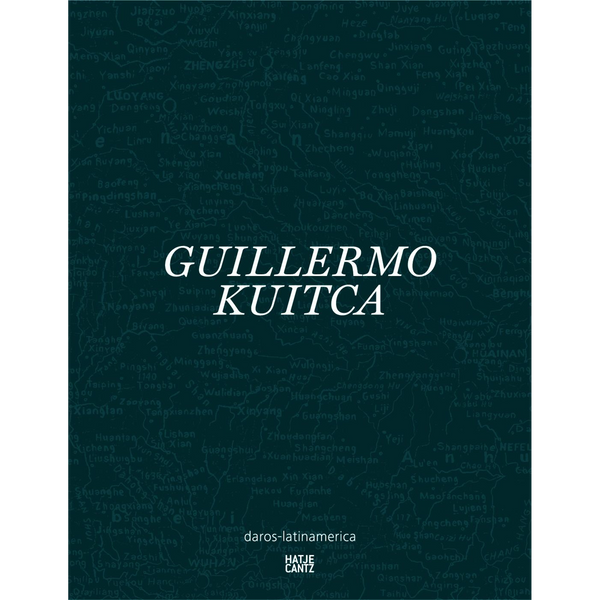 Der Buchtitel Guillermo Kuitca in weißer Schrift auf einer dunkelgrünen Landkarte Chinas.