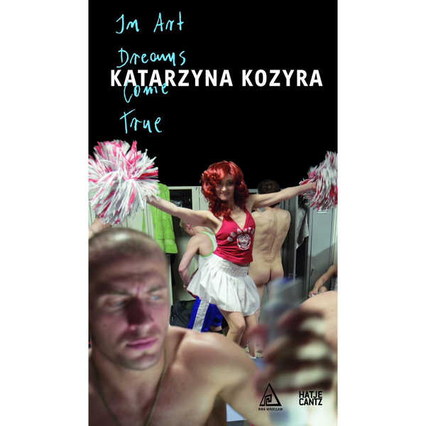Buchcover von Katarzyna Kozyra, das eine Frau im Cheerleader-Kostüm zeigt, die in einer Männerumkleide posiert.