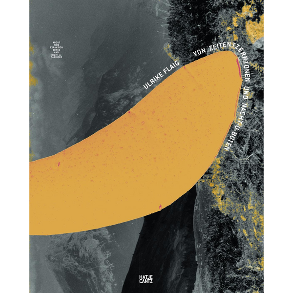 Buchcover für Von Zeitentzerrzonen und Nacht-U-Boten von Ulrike Flaig. Eine große, senfgelbe, geschwungene Form liegt über einer körnigen Schwarz-Weiß-Fotografie einer Felslandschaft.