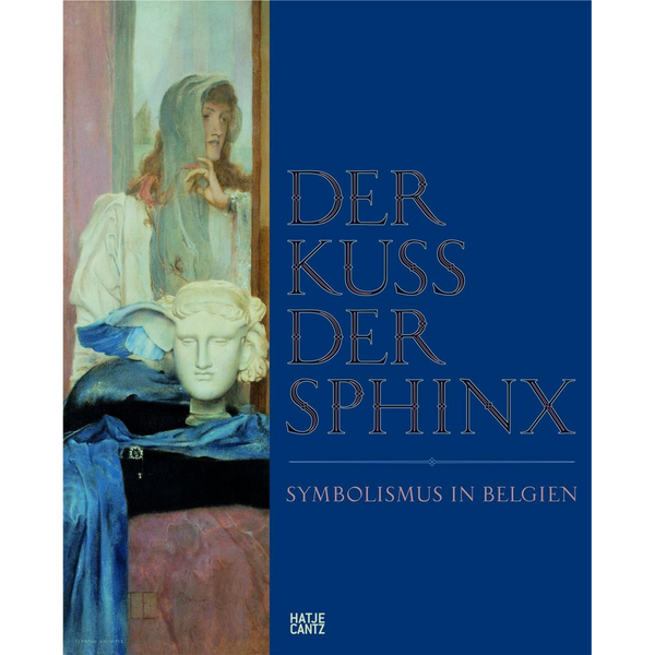Das Buchcover von Der Kuss der Sphinx. Links ein Gemälde einer Frau mit Schleier hinter einer weißen Büste, rechts der Titel auf dunkelblauem Grund.