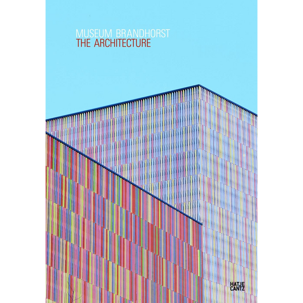 Das Buchcover von Museum Brandhorst The Architecture zeigt eine Nahaufnahme der bunten, aus vertikalen Stäben bestehenden Fassade des Gebäudes gegen einen klaren blauen Himmel.