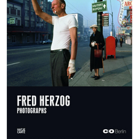 Das Cover des Fotobuchs Fred Herzog Photographs zeigt einen Mann mit bandagierter Hand und eine ältere Person mit Hut an einer belebten Straßenecke in der Stadt.