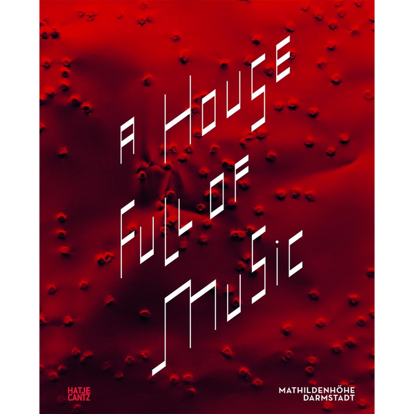 Der Titel A House Full of Music in weißer, kantiger Schrift auf einem strukturierten, tiefroten Hintergrund.