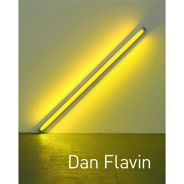 Eine gelbe Leuchtstoffröhre lehnt diagonal in einer Raumecke und strahlt ein warmes, gelbes Licht auf die Wand und den Boden. Unten steht der Name Dan Flavin.
