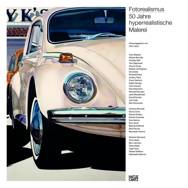 Das Buchcover von Fotorealismus 50 Jahre hyperrealistische Malerei zeigt eine fotorealistische Nahaufnahme eines weißen VW-Käfers.