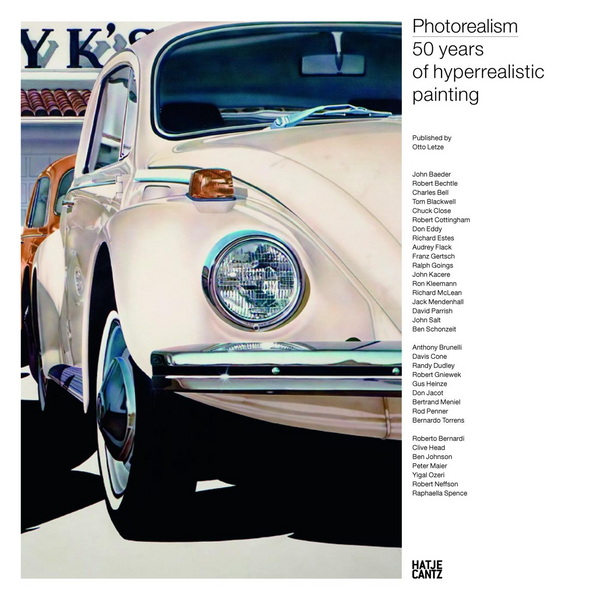 Das Buchcover für Photorealism 50 years of hyperrealistic painting zeigt eine hyperrealistische Nahaufnahme der Vorderseite eines weißen VW-Käfers.