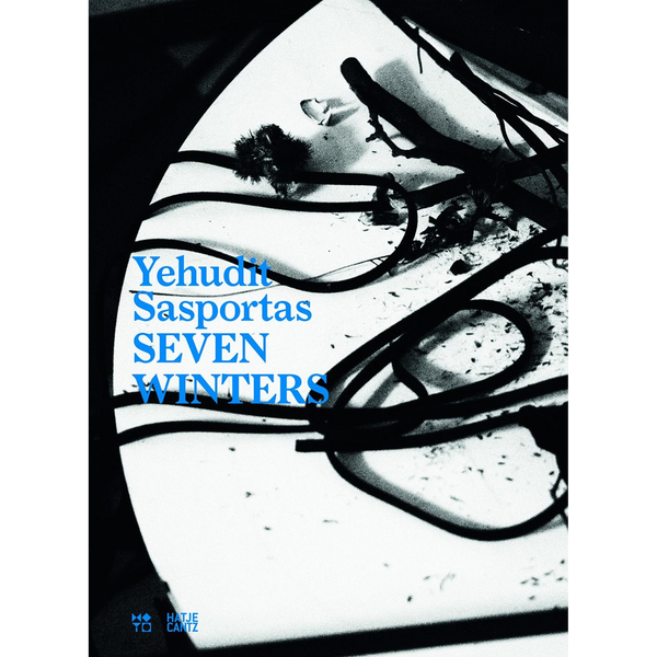 Eine abstrakte Schwarz-Weiß-Fotografie mit dunklen, organischen Formen auf einer weißen, blattähnlichen Oberfläche. Darauf der Titel Yehudit Sasportas Seven Winters in leuchtend blauen Buchstaben.