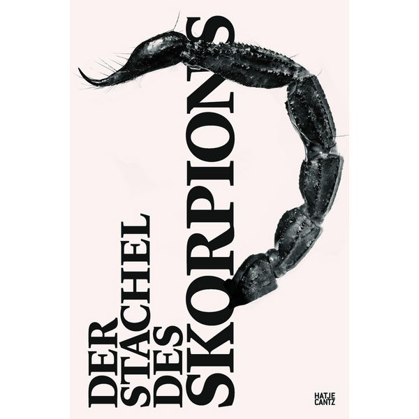 Ein schwarz-weißes Buchcover mit dem vertikalen Titel Der Stachel des Skorpions, um den sich der gekrümmte Schwanz eines Skorpions legt.