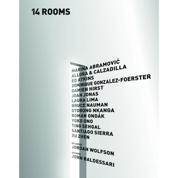 Das schwarz-weiße Cover für die Ausstellung 14 Rooms. Eine Liste von Künstlernamen, darunter Marina Abramović und Damien Hirst, tritt aus einer stilisierten, geöffneten Tür hervor.