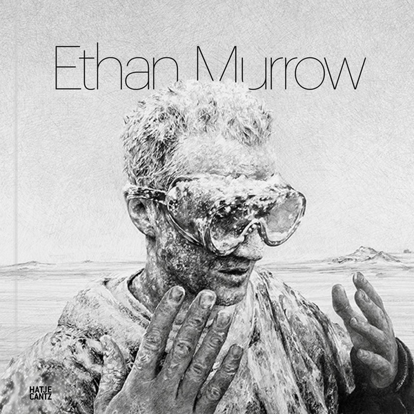 Das Schwarz-Weiß-Cover des Buches Ethan Murrow zeigt einen Mann, der mit einer weißen, pulvrigen Substanz und einer Schutzbrille bedeckt ist und vor einer kargen Landschaft auf seine Hände blickt.