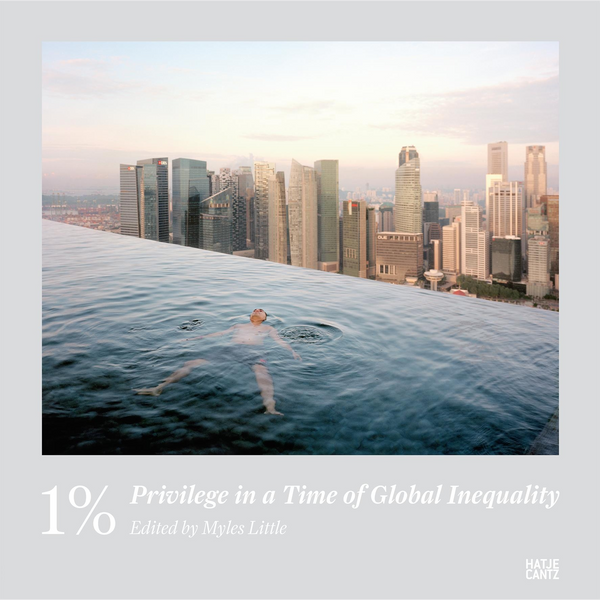 Ein Mann treibt in einem Infinity-Pool auf einem Dach, im Hintergrund die Skyline einer Großstadt. Darunter der Buchtitel 1% Privilege in a Time of Global Inequality.