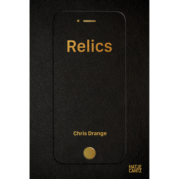 Ein schwarzer, lederartiger Bucheinband mit der eingeprägten Form eines Smartphones, auf dem in goldener Schrift Relics von Chris Drange steht.
