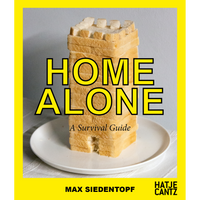 Ein aus gestapelten Weißbrotscheiben gebauter Turm in Form einer Burg steht auf einem weißen Teller. Darüber steht in gelben Buchstaben der Titel Home Alone, A Survival Guide. Das Cover hat einen breiten, gelben Rand.