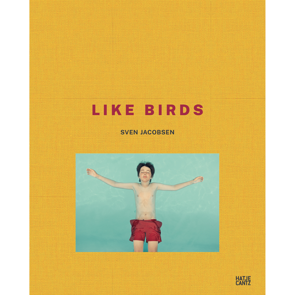 Das Bild zeigt den Buchumschlag von "Like Birds" von Sven Jacobsen. Auf einem leuchtend gelben Hintergrund sieht man eine Person, die im Wasser schwebt, mit ausgebreiteten Armen. Die Person hat schwarze Haare und trägt eine rote Badehose. Über dem Bild steht der Titel des Buches in großen, roten Buchstaben. Unten rechts ist das Logo des Verlags Hatje Cantz zu sehen.