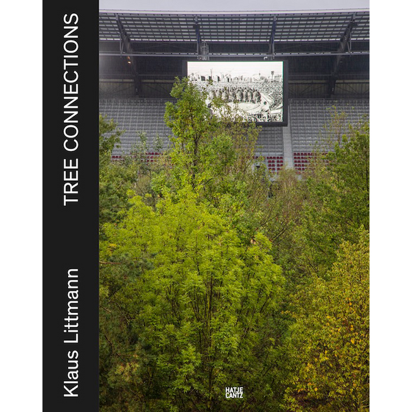 Das Buchcover von TREE CONNECTIONS von Klaus Littmann zeigt grüne Bäume vor einem Stadion. Auf der großen Anzeigetafel im Stadion ist eine Schwarz-Weiß-Zeichnung eines Waldes zu sehen.