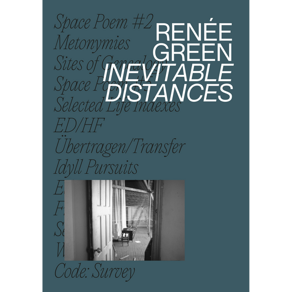 Das petrolfarbene Cover des Buches Inevitable Distances von Renée Green. Der Titel ist in großen, weißen Buchstaben über eine Liste grauer Wörter gelegt. Darunter befindet sich ein kleines Schwarz-Weiß-Foto, das den Blick in einen Raum zeigt.