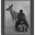 Schwarz-Weiß-Foto einer sitzenden Frau, die ihre Hände auf den Kopf eines Kindes legt. Neben ihnen steht ein Kudu in einer nebligen Landschaft.
