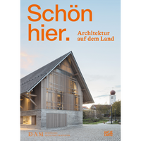 Das Buchcover von Schön hier. Architektur auf dem Land zeigt ein modernes Gebäude aus Holz und Beton, das bei Dämmerung auf einem Dorfplatz steht. Im Hintergrund ist ein Kirchturm zu sehen.