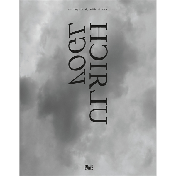 Ein schwarz-weißes Buchcover mit einem bewölkten Himmel im Hintergrund. Großer, vertikaler Text in einer Serifenschrift verläuft durch die Mitte. Oben steht der Satz cutting the sky with sissors und unten das Logo von Hatje Cantz.