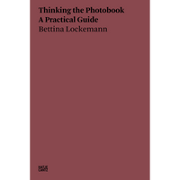 Das Buchcover von Thinking the Photobook: A Practical Guide von Bettina Lockemann. Der Titel steht in schwarzer Schrift auf einem einfarbigen, rotbraunen Hintergrund.