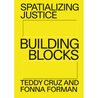 Das Buchcover von Spatializing Justice: Building Blocks von Teddy Cruz und Fonna Forman. Schwarzer Text auf leuchtend gelbem Hintergrund, unterbrochen von zwei geprägten, gelben Blöcken.