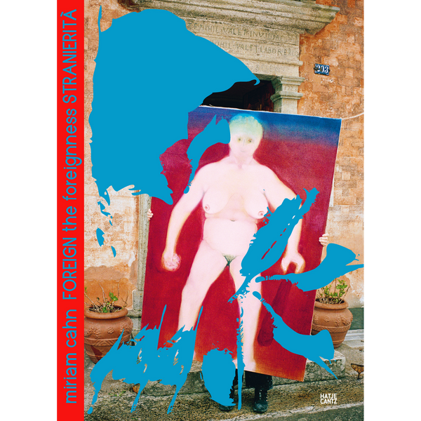 Ein Buchcover, das eine Person zeigt, die ein Gemälde einer nackten Frau vor einem Steingebäude hält. Das gesamte Bild ist mit leuchtend blauen Farbklecksen überzogen. Am linken Rand befindet sich ein roter Balken mit dem Buchtitel.