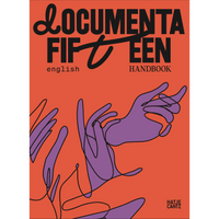 Das orangefarbene Cover des Handbuchs zur documenta fifteen zeigt eine stilisierte Zeichnung von mehreren violetten Händen.
