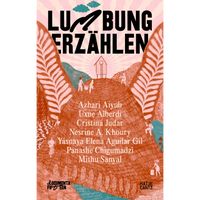 Illustriertes Buchcover zu Lumbung Erzählen. Es zeigt einen großen, terracottaroten Hügel, auf dem kleine Figuren von Menschen arbeiten. Auf dem Hügel sind die Namen der Autorinnen und Autoren aufgelistet, und an seiner Spitze steht ein kleines Haus.