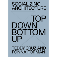 Das Buchcover von Socializing Architecture: Top Down Bottom Up von Teddy Cruz und Fonna Forman. Der Titel ist in schwarzen Großbuchstaben auf einem blaugrauen Hintergrund gesetzt, mit zwei helleren, dreieckigen Formen, die nach oben und unten weisen.