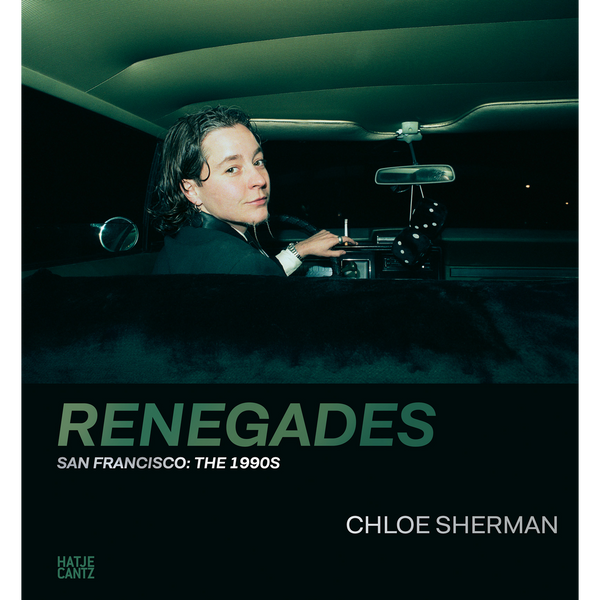 Das Buchcover von Renegades von Chloe Sherman zeigt eine Person, die nachts am Steuer eines Autos sitzt und über die Schulter zurückblickt.