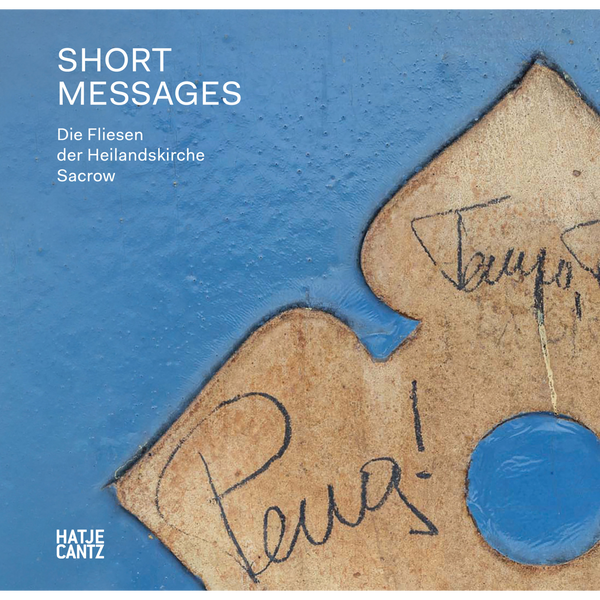 Das Cover des Buches Short Messages zeigt eine Nahaufnahme einer beigefarbenen, beschrifteten Fliese auf blauem Grund.