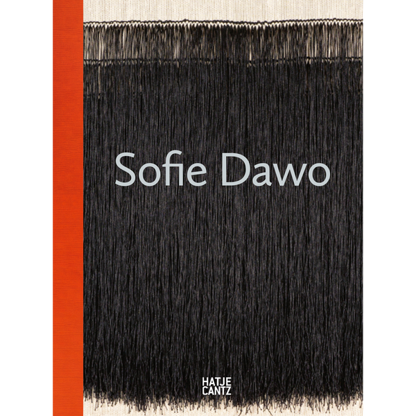 Ein textiles Buchcover für Sofie Dawo mit schwarzen, herabhängenden Fäden und einem orangefarbenen Buchrücken.