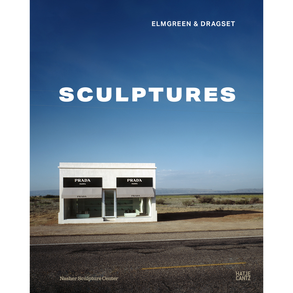 Das Cover des Buches SCULPTURES von Elmgreen & Dragset zeigt ein alleinstehendes Prada-Geschäft in einer weiten Wüstenlandschaft unter klarem, blauem Himmel.