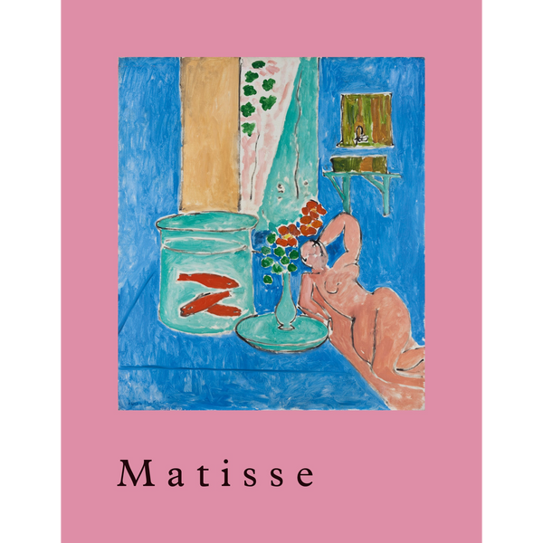 Ein farbenfrohes Gemälde von Matisse, das rote Fische in einem Glas, Blumen und eine liegende Aktfigur in einem blauen Raum zeigt.