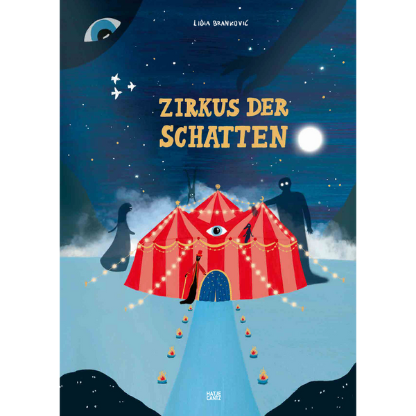 Ein rot-weiß gestreiftes Zirkuszelt steht bei Nacht in einer Schneelandschaft. Es wird von unheimlichen Schattenfiguren und einem großen Auge am dunklen Sternenhimmel beobachtet.