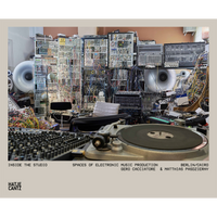 Das Buchcover zeigt ein unübersichtliches Studio für elektronische Musik mit einer Wand aus modularen Synthesizern, unzähligen Kabeln, einem Mischpult und einem Plattenspieler im Vordergrund.