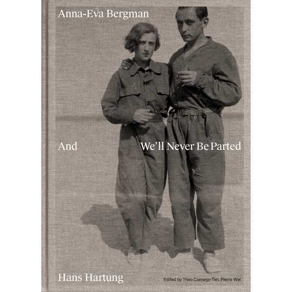 Ein Buchcover aus strukturiertem Stoff mit einem alten Schwarz-Weiß-Foto der Künstler Anna-Eva Bergman und Hans Hartung, die an einem Strand stehen. Der Titel lautet We'll Never Be Parted.
