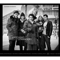Ein Schwarz-Weiß-Foto einer Gruppe von sechs Personen und einem kleinen Hund, die auf einer Straße in der Stadt posieren. Es ist das Buchcover von Catching Strangers von Alexander von Reiswitz.