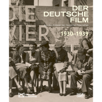 Ein Schwarz-Weiß-Foto aus den 1930er Jahren dient als Cover für das Buch Der Deutsche Film 1930–1939. Es zeigt eine Gruppe von sitzenden Männern und Frauen in zeittypischer Kleidung vor einer großen Leuchtreklame.