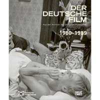 Das Buchcover von Der Deutsche Film 1980–1989 zeigt eine Schwarz-Weiß-Aufnahme von einem Filmset, auf dem eine Person im Bett von einem Kameramann gefilmt wird.