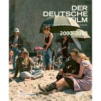 Das Buchcover von Der Deutsche Film 2000-2009 zeigt eine Filmcrew und Schauspieler bei Dreharbeiten an einem Sandstrand.