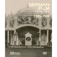 Ein historisches Sepia-Foto auf dem Buchcover von German Film 1895–1909. Es zeigt die reich verzierte Fassade eines frühen Wanderkinos, vor der ein Mann und ein kleines Kind stehen.