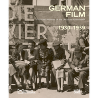 Das Schwarz-Weiß-Cover des Buches German Film, 1930-1939 zeigt eine Gruppe von Männern und Frauen in Kleidung der 30er Jahre, die im Freien vor einem großen Schild sitzen.